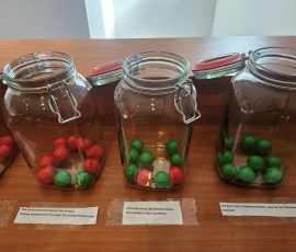 Weitere Einmachgläser mit farbigen Kugeln drin. Mit den Kugeln wird gezählt, welche mögliche Beschwerde andere auch wählten.