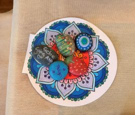 "Mandala" mit bemalten Steinen drauf