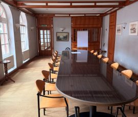 Großer Besprechungsraum mit vielen Stühlen